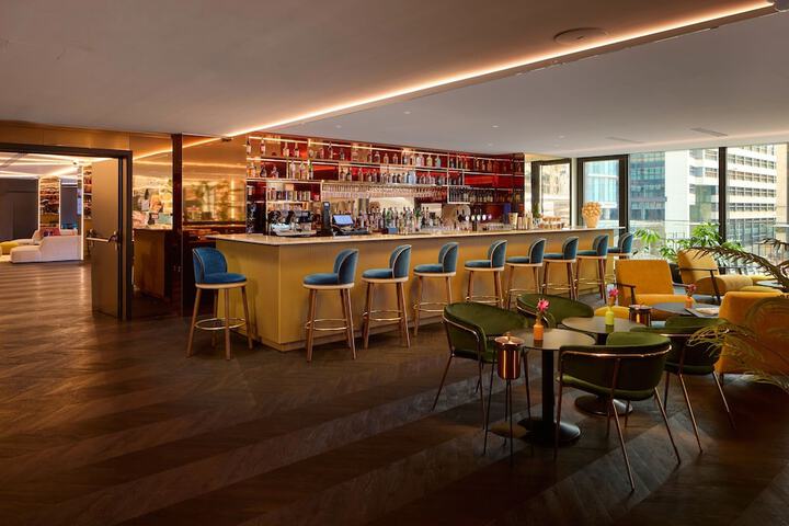 Lounge 85 of 109