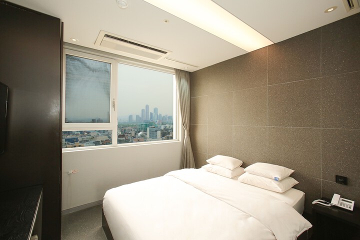 Room 37 of 59