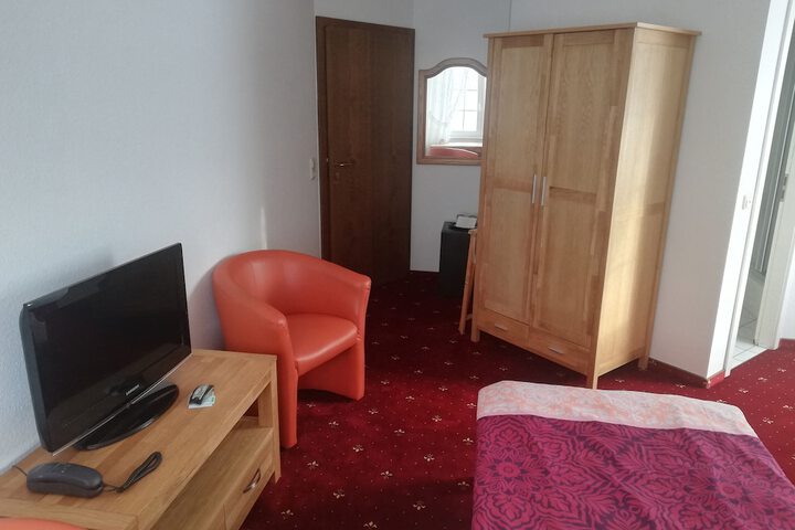 Room 16 of 33