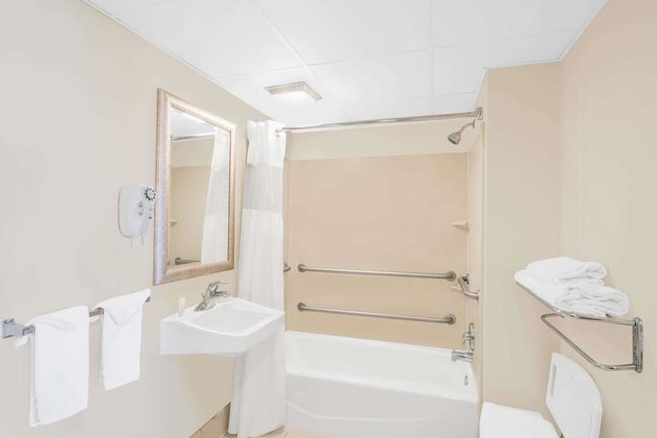 1 Queen Bed (3 of 8)