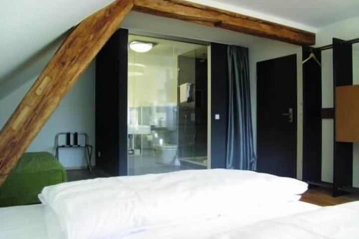 Room 8 of 42