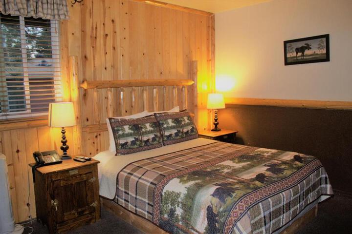 1 Queen Bed (29 of 36)