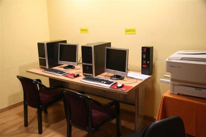 Business Center 15 of 18
