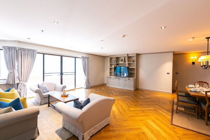 Room 11 of 28