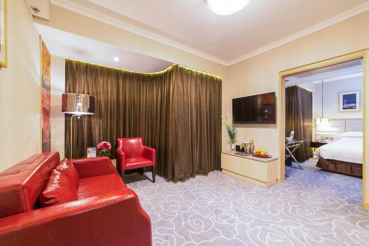 Room 10 of 28