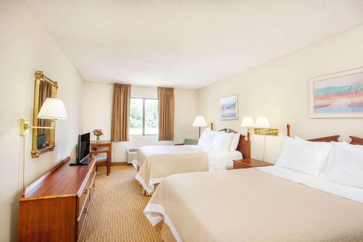 1 Queen Bed Mobility Accessible (3 of 10)