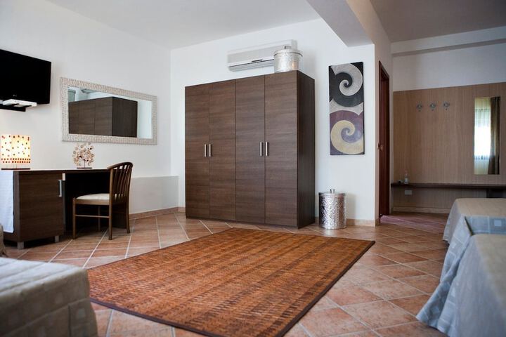 Room 2 of 43