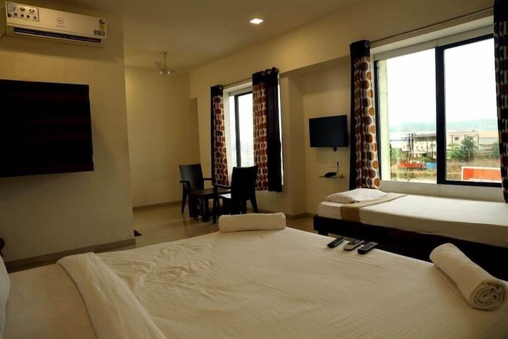 Room 4 of 9
