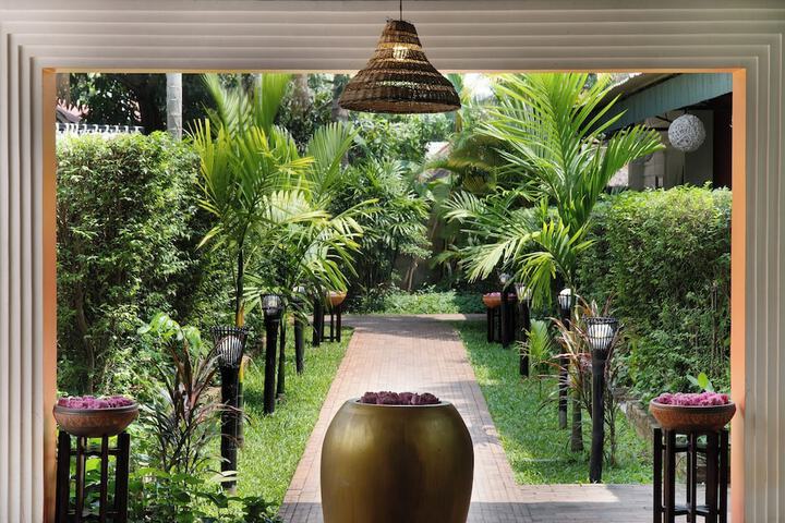 Hotel Exterior 98 of 109