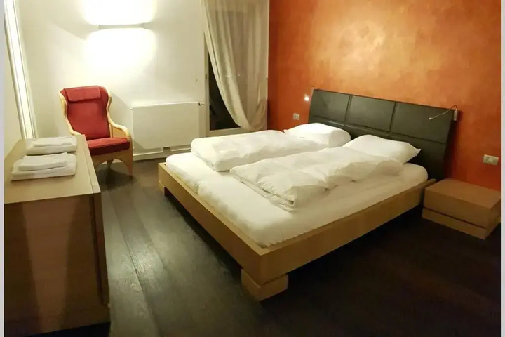 Room 2 of 22