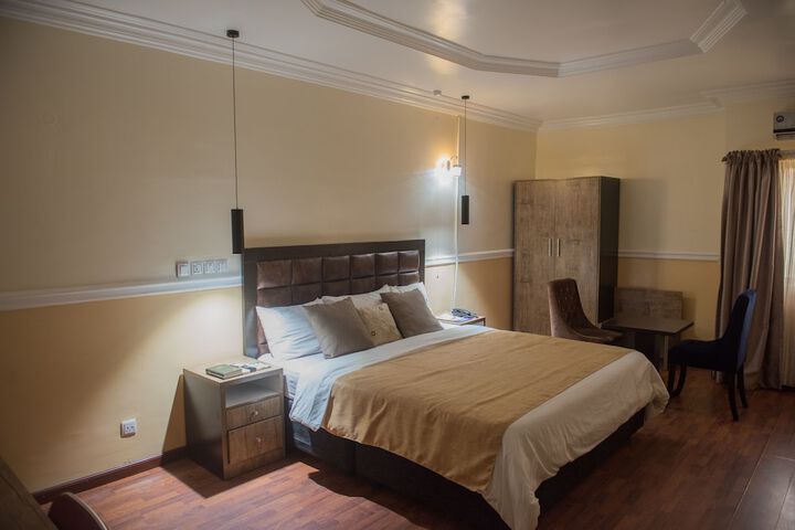 Room 17 of 28