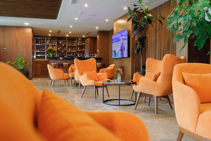 Lounge 22 of 27
