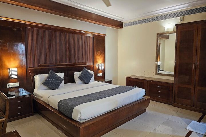 Room 2 of 8