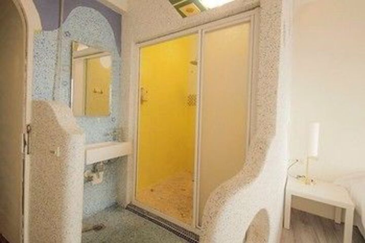 Room 8 of 28