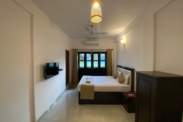 Room 6 of 18