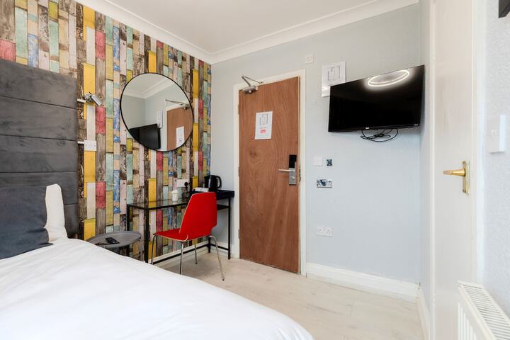 Room 32 of 146