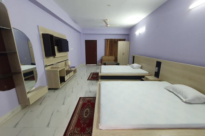 Room 6 of 8