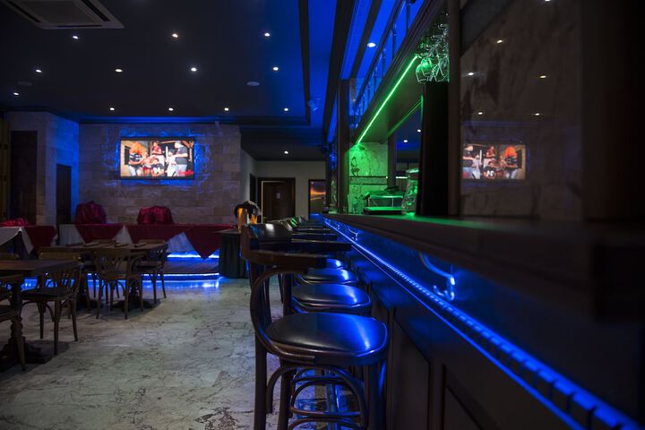 Lounge 32 of 40