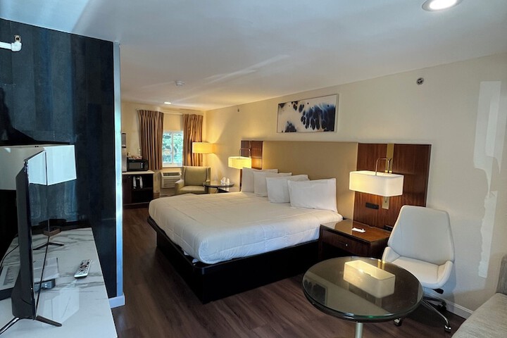 1 King Bed (2 of 13)