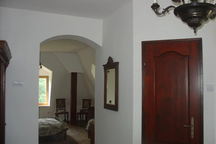 Room 4 of 28