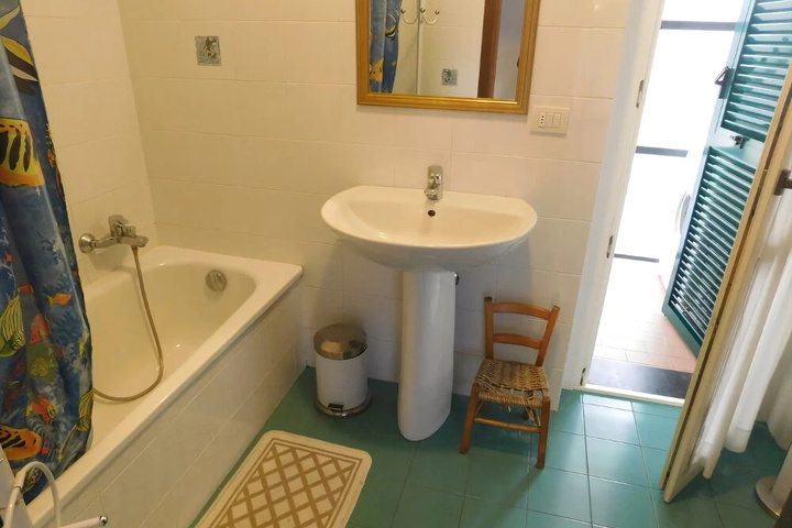 Room 6 of 8