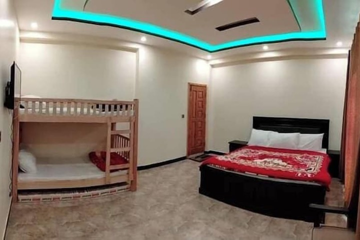 Room 4 of 8