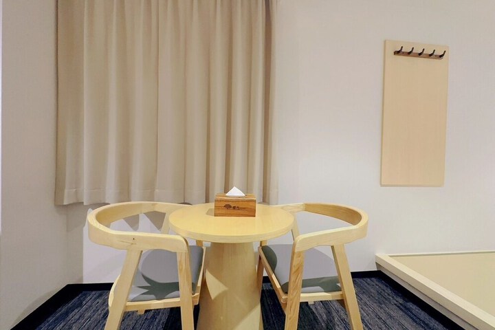 Room 11 of 28