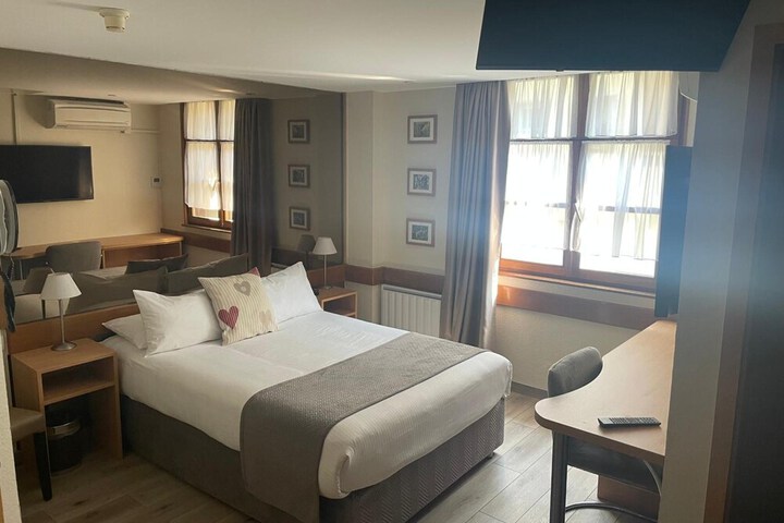 Room 8 of 32