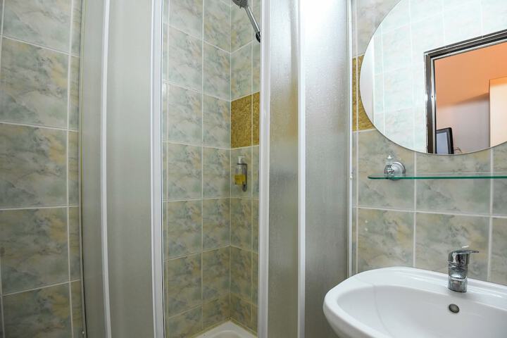 Room 16 of 28