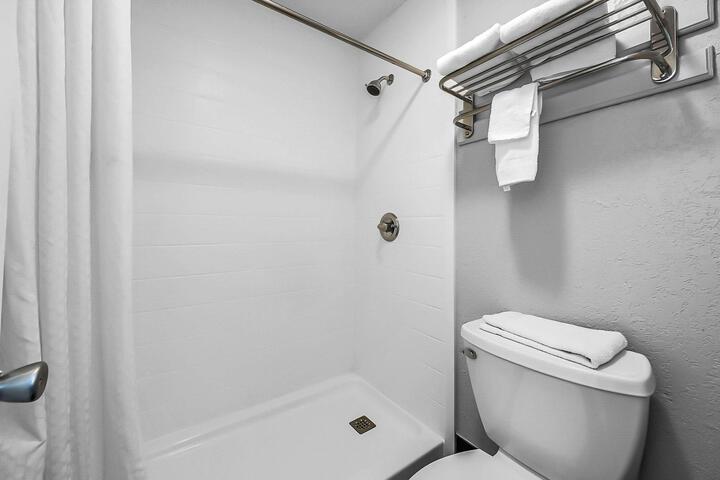 2 Queen Beds Microwave and Refrigerator WiFi Continental Breakfast (5 of 9)
