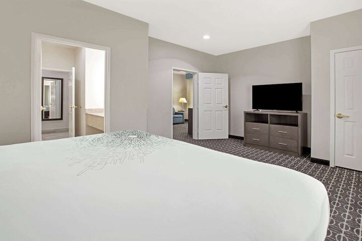 1 King Bed (2 of 9)