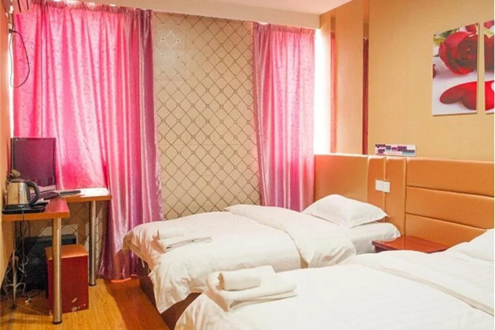 Room 7 of 12