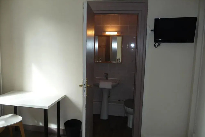 Room 6 of 13
