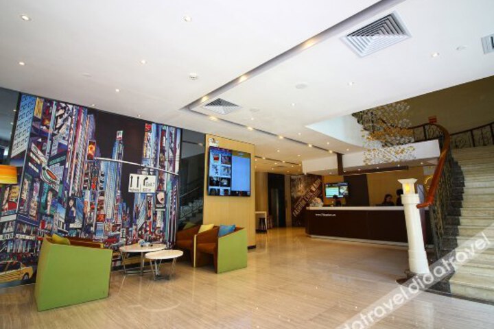 IU Hotel Zhuhai Gongbei Light Rail Station