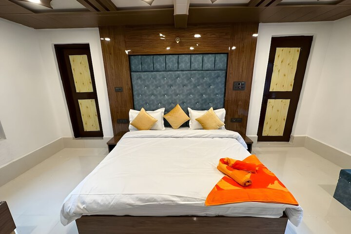 Room 2 of 6