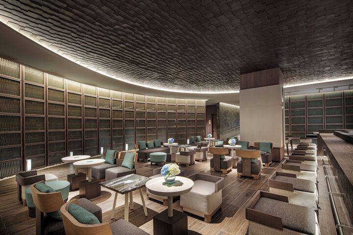 Lounge 76 of 83