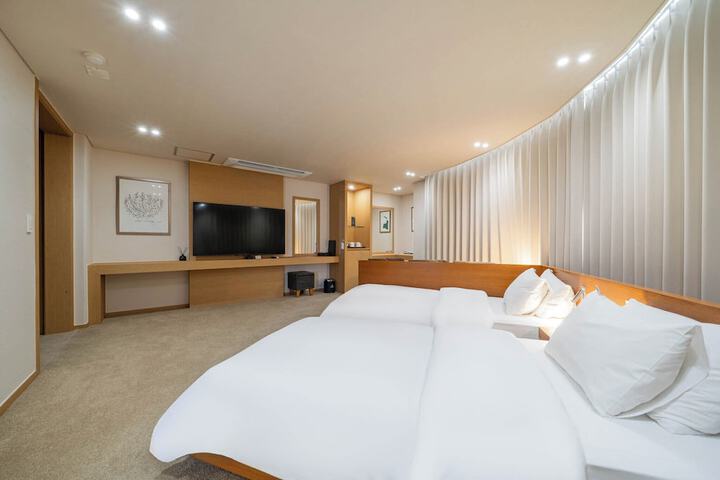Room 42 of 83