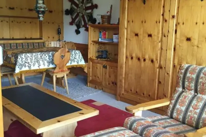 Room 5 of 10