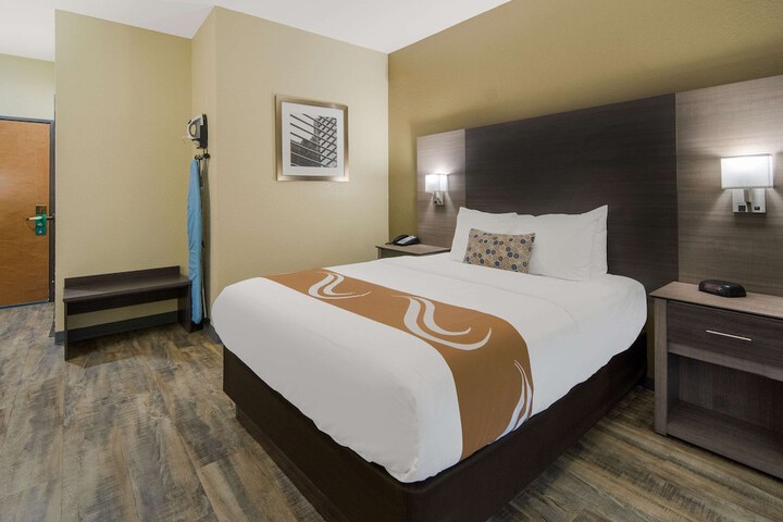 1 Queen Bed Accessible (26 of 26)