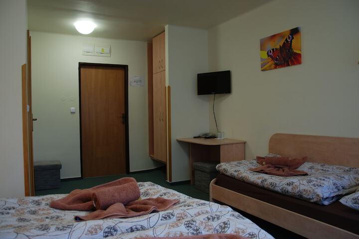 Room 8 of 33