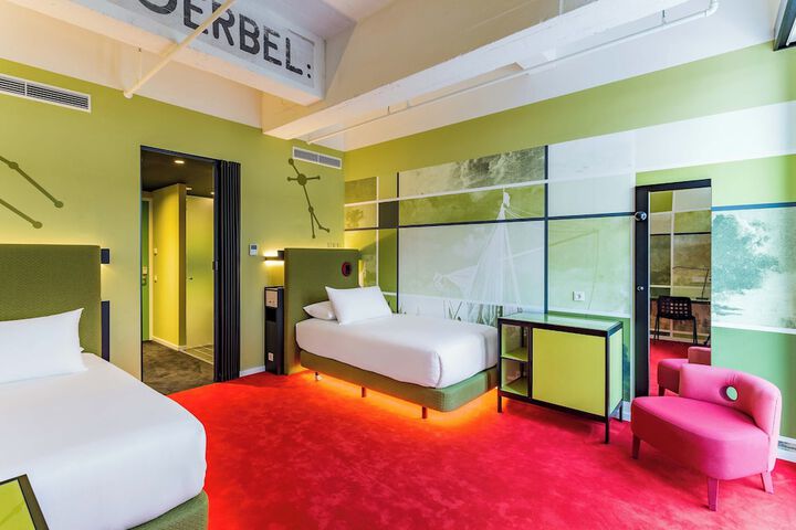 Room 33 of 77