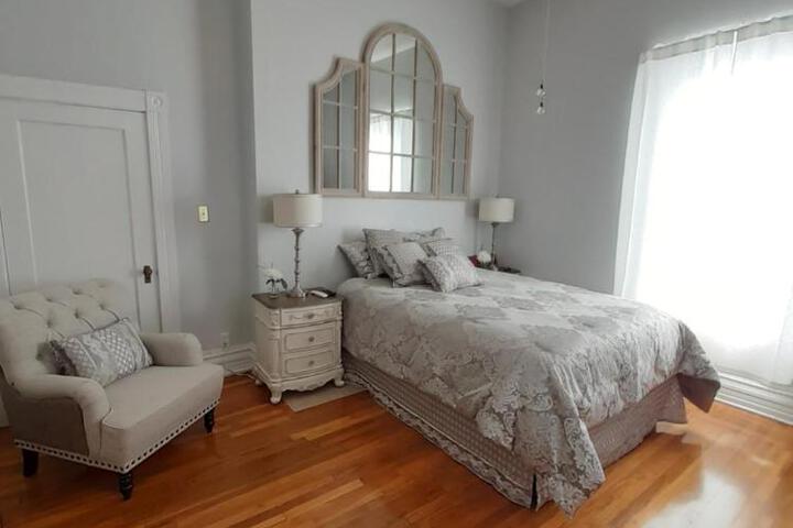 Queens Chamber w King Heavenly Bed at Nottingham Place in Wise