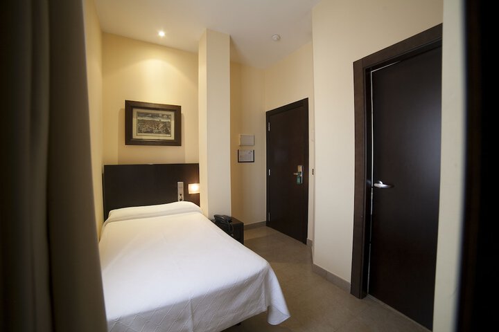 Room 10 of 68