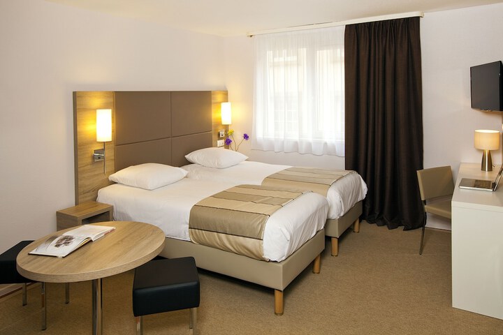 Room 6 of 33