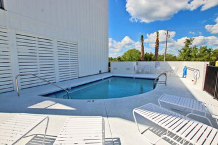 Pool 33 of 48
