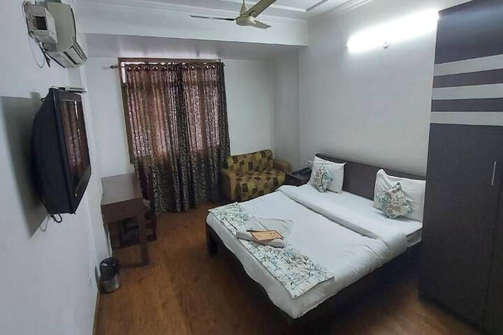 Room 28 of 64