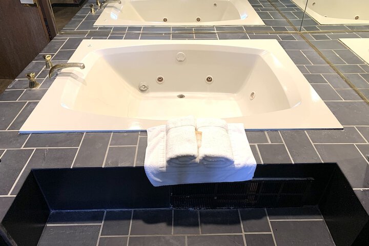2 Queen Beds (3 of 99)