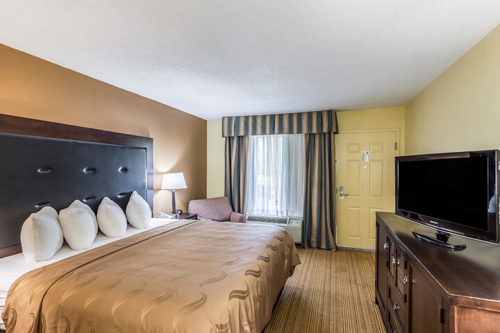 1 King Bed (2 of 11)