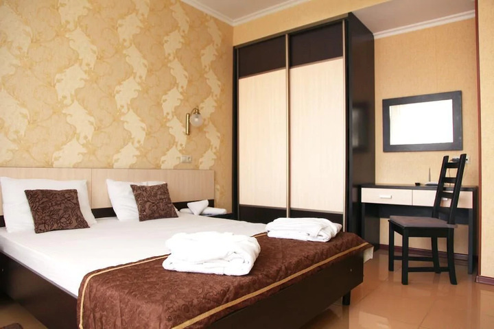 Room 6 of 10
