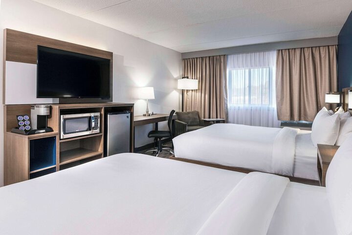 2 Queen Beds (1 of 9)